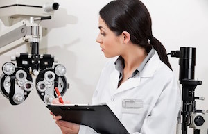 Optometrista Trabajando con un paciente